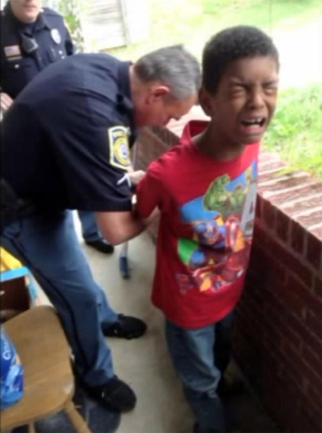 美国版“虎妈”喊来警察铐走10岁儿子