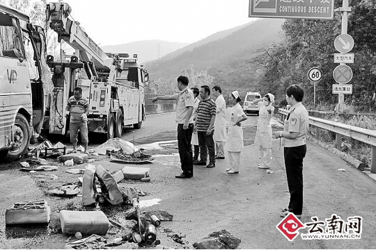 雲南一旅遊大巴側翻26人傷 重傷人員生命體徵平穩