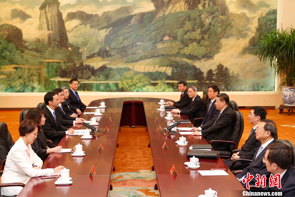 习近平总书记会见中国国民党主席朱立伦