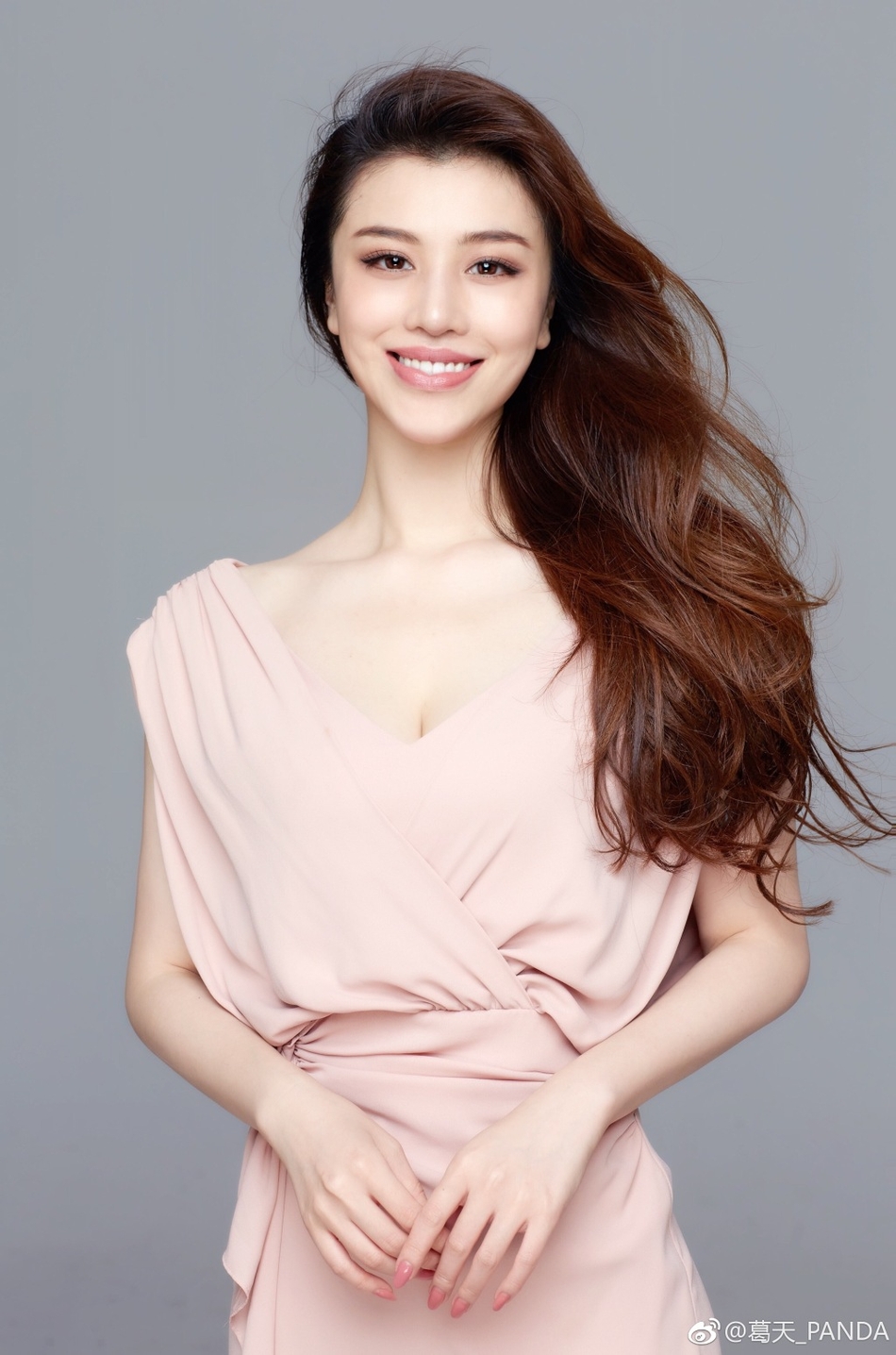 刘翔前妻葛天深v清凉秀深沟 灿笑迷人(图)