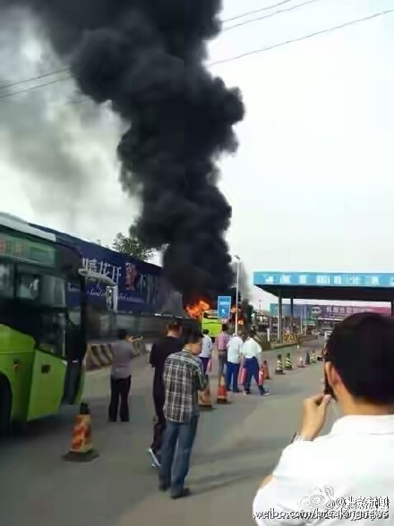 河北燕郊公交车疑遭纵火 现场浓烟滚滚