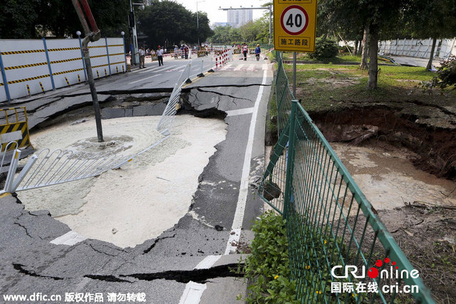 广州白云区石槎路突发地陷惊现巨坑 占双向车道交通受阻