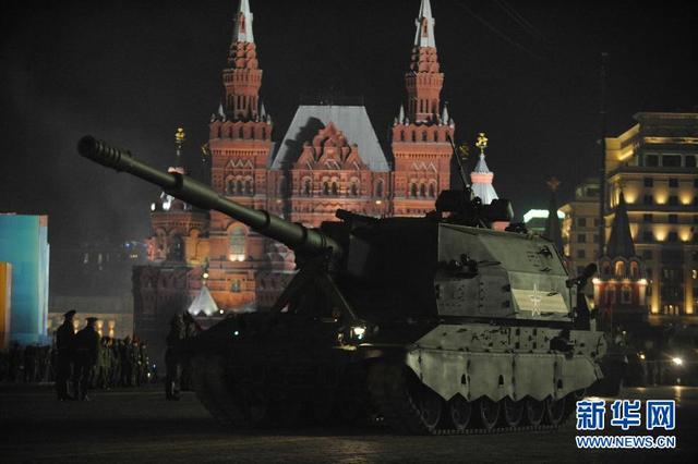 俄羅斯舉行紅場閱兵夜間綵排 中國方陣亮相
