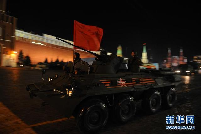 俄羅斯舉行紅場閱兵夜間綵排 中國方陣亮相