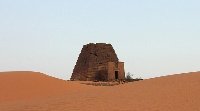 探访隐秘在沙漠中的苏丹金字塔