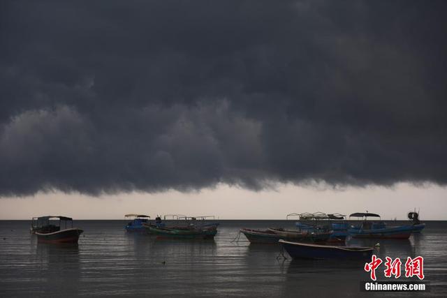 海南瓊海黑雲壓城 形成壯觀“一線天”