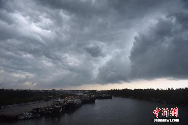 海南瓊海黑雲壓城 形成壯觀“一線天”