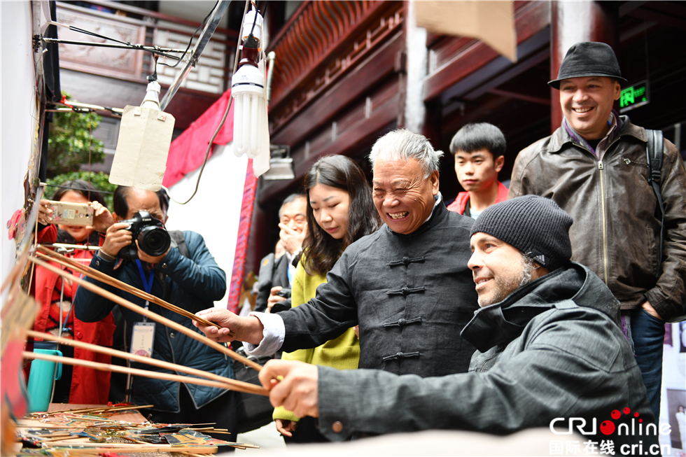 图片默认标题_fororder_老外耍皮影