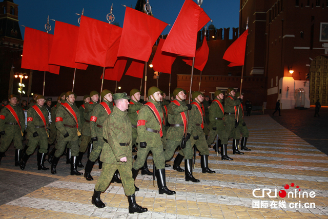 俄罗斯红场举行第二次阅兵彩排 中国解放军方阵亮相
