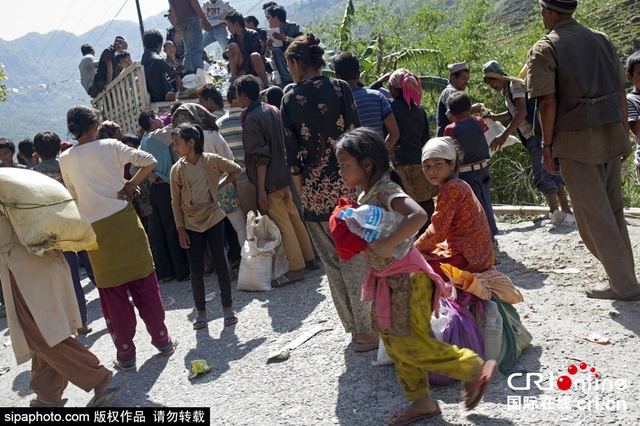 尼泊爾地震災民排隊領取中國救援
