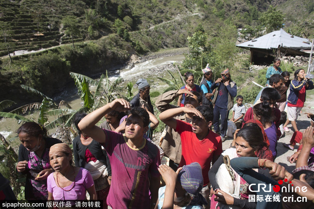 尼泊爾地震災民排隊領取中國救援