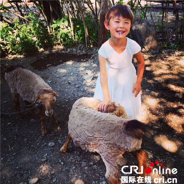 图片默认标题_fororder_新疆乌鲁木齐近郊。去石人沟野营时意外碰见的哈萨克牧民。热情好客，邀请我们就在他家里做客 ，这是牧民的小女儿，和小羊羔是好朋友。摄影：李晶_副本