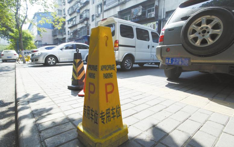 【今日看点】电子正街凯悦华庭小区 门口私设停车场黑收费