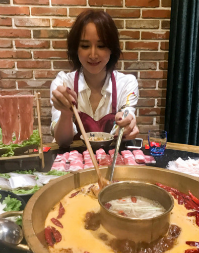 胡靜開心吃火鍋 自曝幹這事最舍得花錢