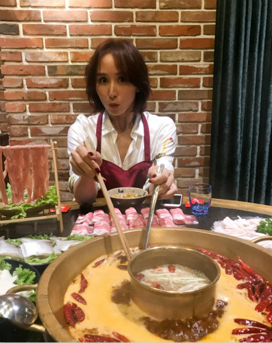 胡靜開心吃火鍋 自曝幹這事最舍得花錢