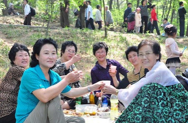 平壤市民踏青跳舞欢度劳动节