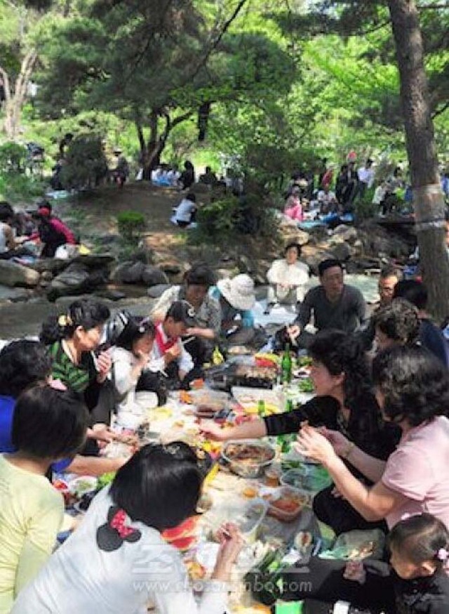 平壤市民踏青跳舞歡度勞動節