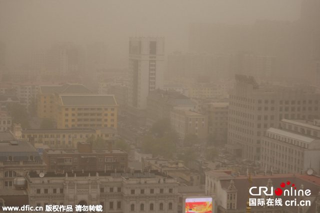 东北三省遭大范围沙尘暴袭击 市民戴口罩出行
