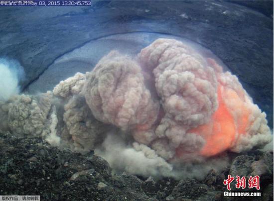夏威夷火山口崩塌 激起火山灰和熔岩爆炸