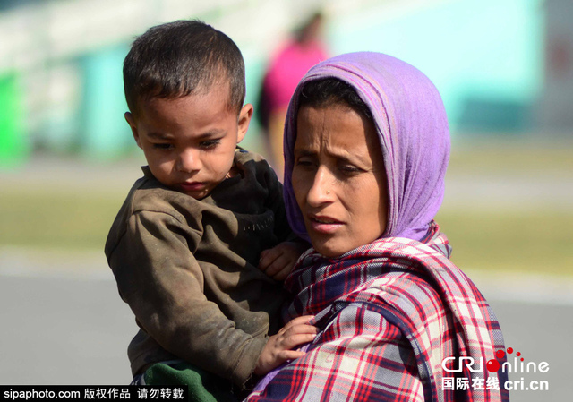 废墟中的母爱：尼泊尔灾民母亲群像