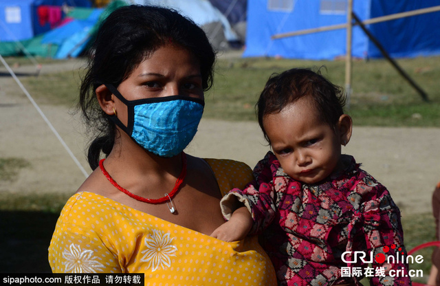废墟中的母爱：尼泊尔灾民母亲群像