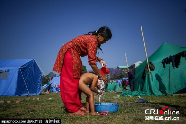 廢墟中的母愛：尼泊爾災民母親群像