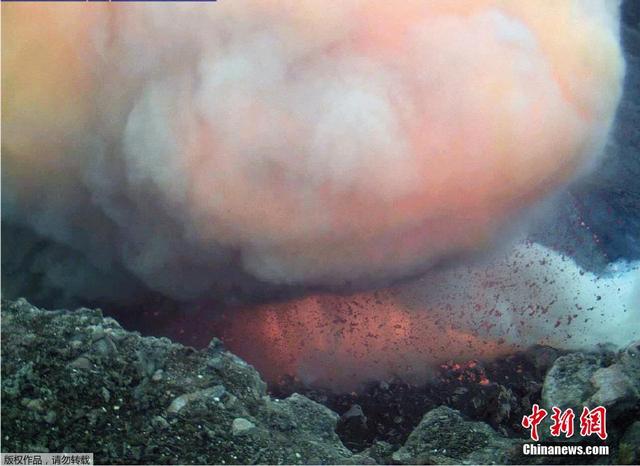 美國夏威夷火山口崩塌 熔岩爆炸場面壯觀