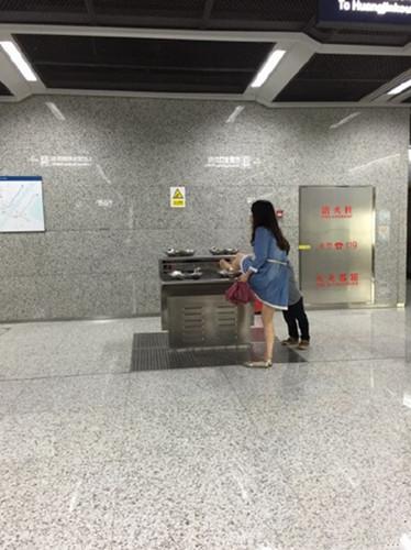 曝女子在武汉地铁站直饮水机上洗脚 网友：没素质