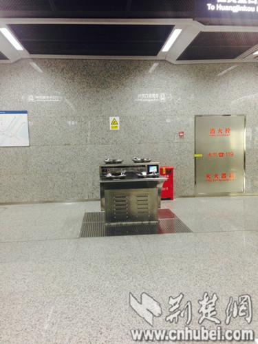曝女子在武汉地铁站直饮水机上洗脚 网友：没素质