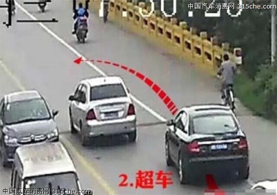 盤點碰瓷伎倆：撞違章車輛 “影帝級”大叔街頭吐血