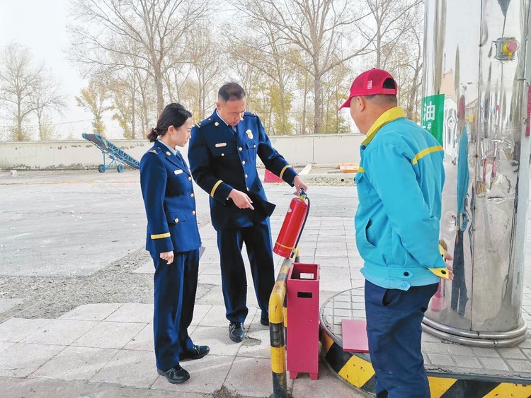 白城經濟開發區消防救援大隊走進各加油站服務指導消防安全