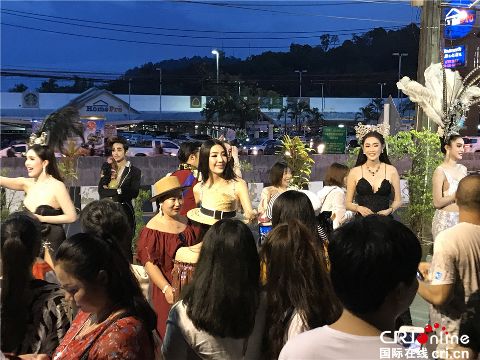 图片默认标题_fororder_泰国人妖招揽游客拍照 摄影：李瑛