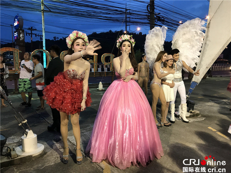 图片默认标题_fororder_泰国人妖在招揽游客拍照  摄影：李瑛