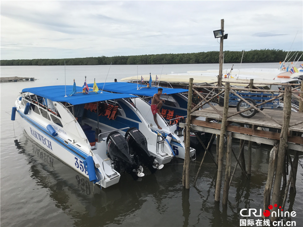 图片默认标题_fororder_泰国游船上的小哥 摄影：李瑛