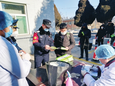 山西：鲜红党旗在防疫一线高高飘