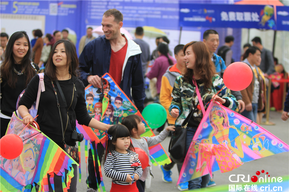 图片默认标题_fororder_《欢乐风筝节》作者；雷忠昭，国籍：中国。拍摄地：成都新都狮子湖。说明：2015年3月第六届成都国际风筝节。电话；13541068990