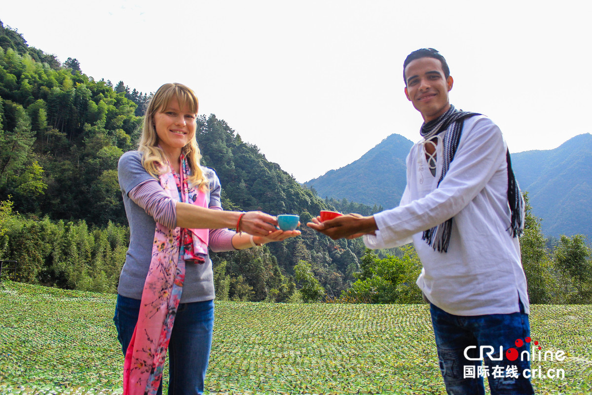 图片默认标题_fororder_我和好友古巴小伙子在山间品茶_副本