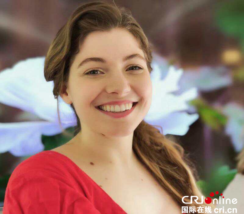 图片默认标题_fororder_《锦簇中的异国情调》作者：刘姝言。国籍：中国。联系电话：13540690155。拍摄地点：成都彭州丹景山小火车车厢。作品介绍：2018年4月26日，彭州国际友城的加拿大雕刻家来彭州体验生活，高兴地乘坐彭州“牡丹号”小火车。