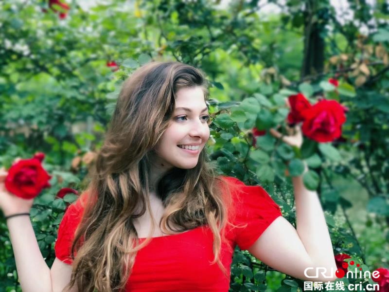 图片默认标题_fororder_《锦簇中的异国情调》作者：刘姝言。国籍：中国。联系电话：13540690155。拍摄地点：成都彭州葛仙山果徕咖啡馆。作品介绍：2018.4.26彭州国际友城的加拿大雕刻家来彭州体验，对彭州玫瑰花产生浓厚兴趣。