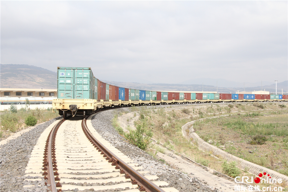 图片默认标题_fororder_《进场》唐勇成，中国，QQ727818887、拍摄地：埃塞俄比亚 亚的斯亚贝巴 英多德车站。说明：亚吉铁路首列单式运输集装箱开进埃塞首都货站英多德