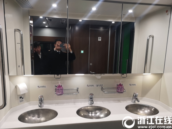 复兴号“绿巨人”动车组在浙江首次开跑