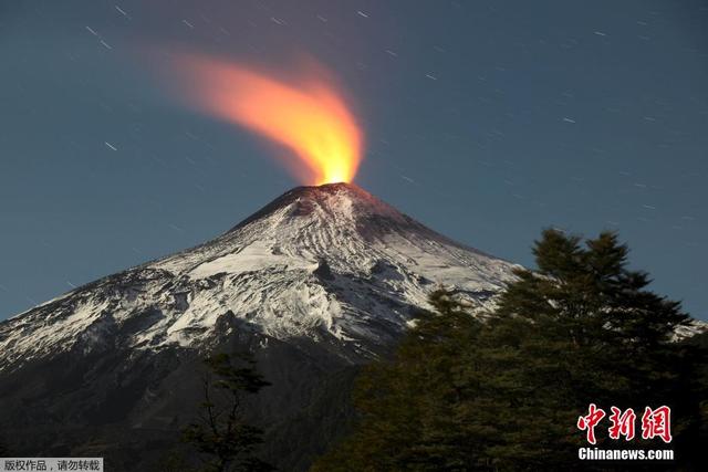 智利維利亞裏卡火山噴發 岩漿噴薄而出