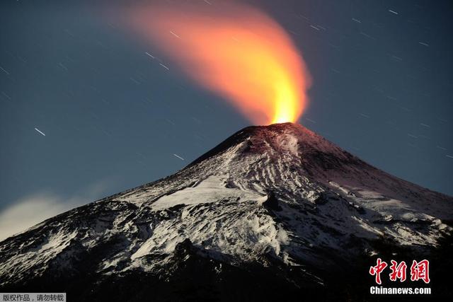 智利維利亞裏卡火山噴發 岩漿噴薄而出