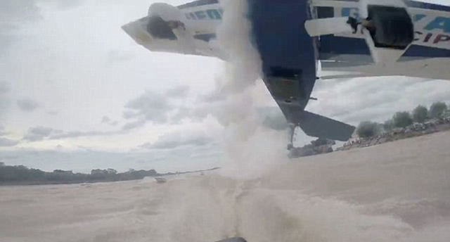 阿根廷湖上惊魂：失控飞机从天而降险砸中汽艇