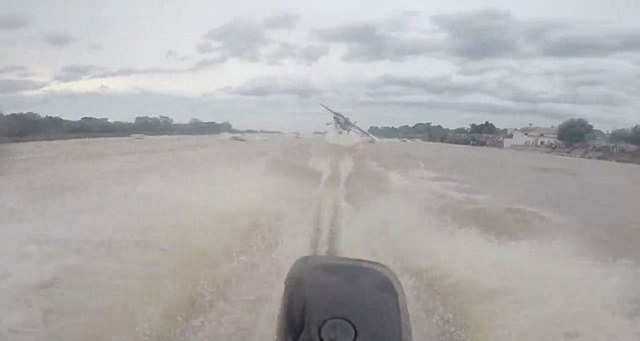 阿根廷湖上惊魂：失控飞机从天而降险砸中汽艇