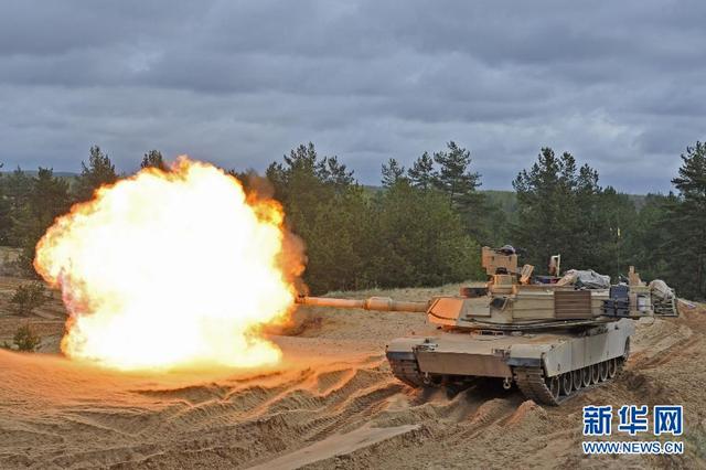 美军在拉脱维亚进行坦克实弹射击训练
