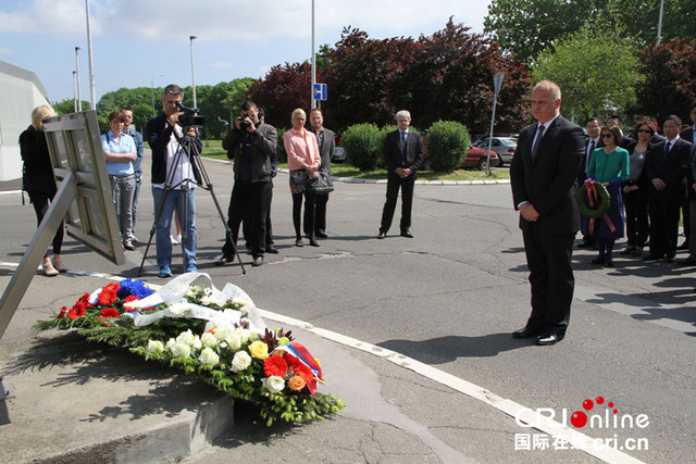 中國駐塞爾維亞大使館悼念北約轟炸犧牲烈士