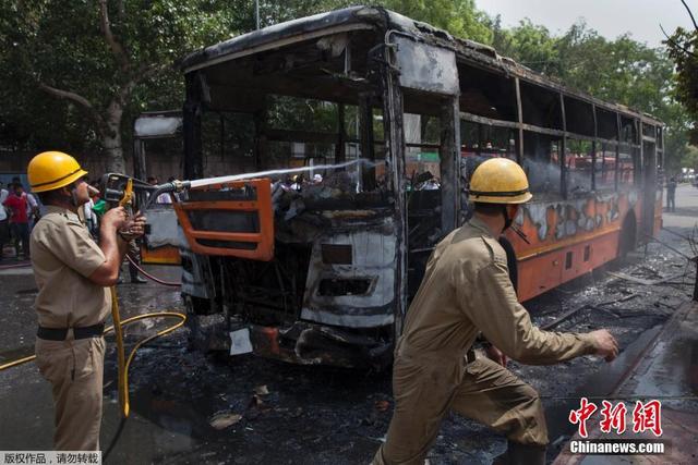 印度新德里一輛公交車發生火災