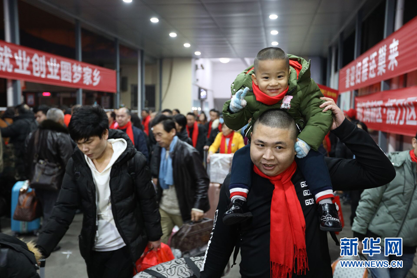 湖北荆门：专列迎接农民工免费返乡过春节