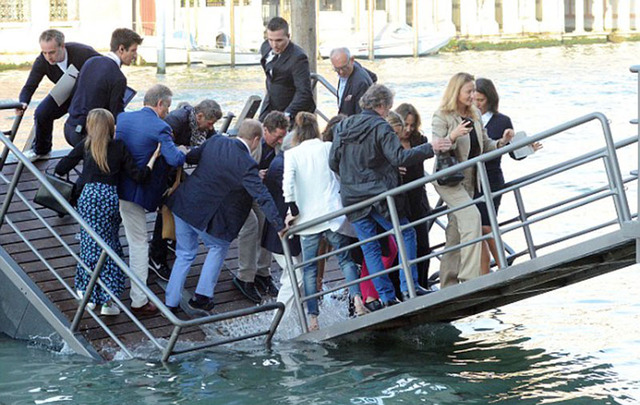 威尼斯运河浮动码头坍塌 多人落水